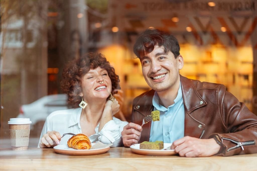 Casal tomando café e comendo doces em padaria charmosa de Moema, melhores cafés e padarias do bairro