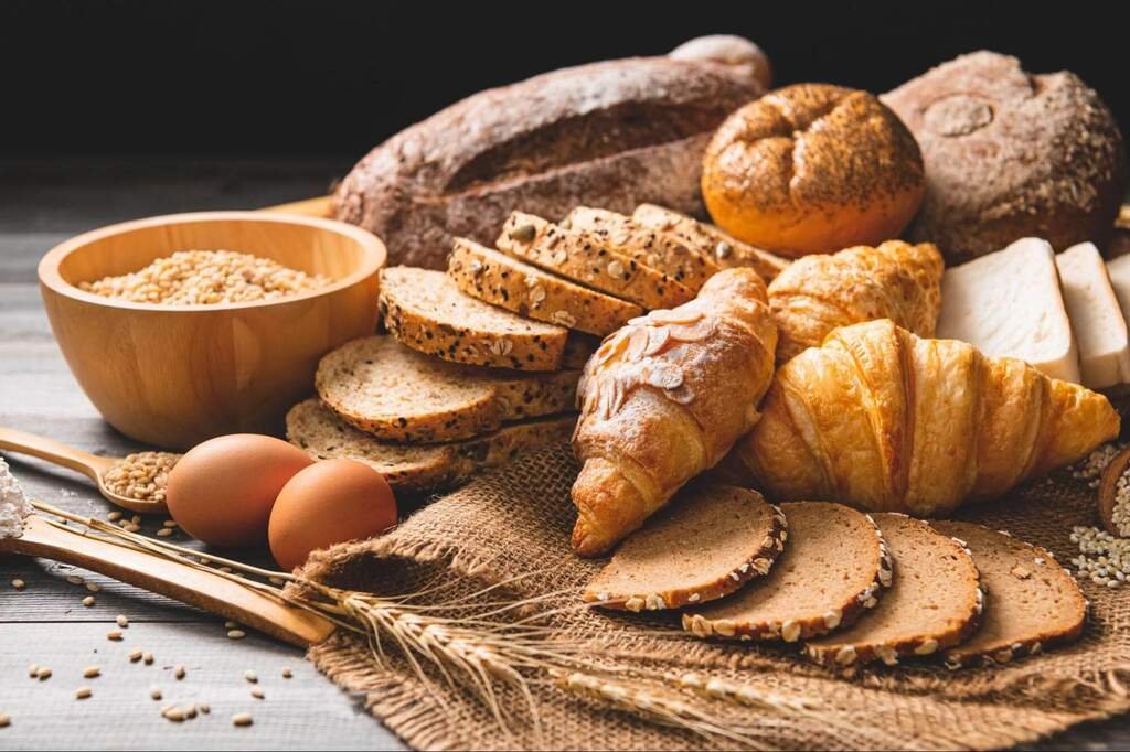 pães variados de padaria em Moema