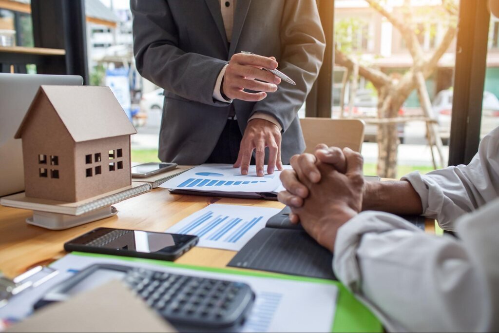 mesa de escritório de corretora, representando como começar a investir em imóveis