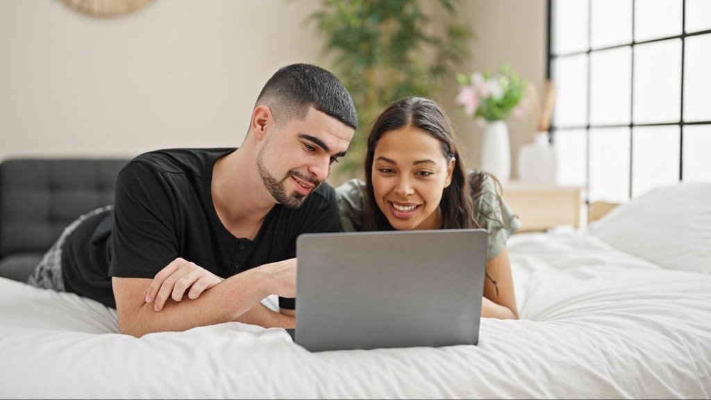 casal usando o computador para pesquisar como escolher um apartamento