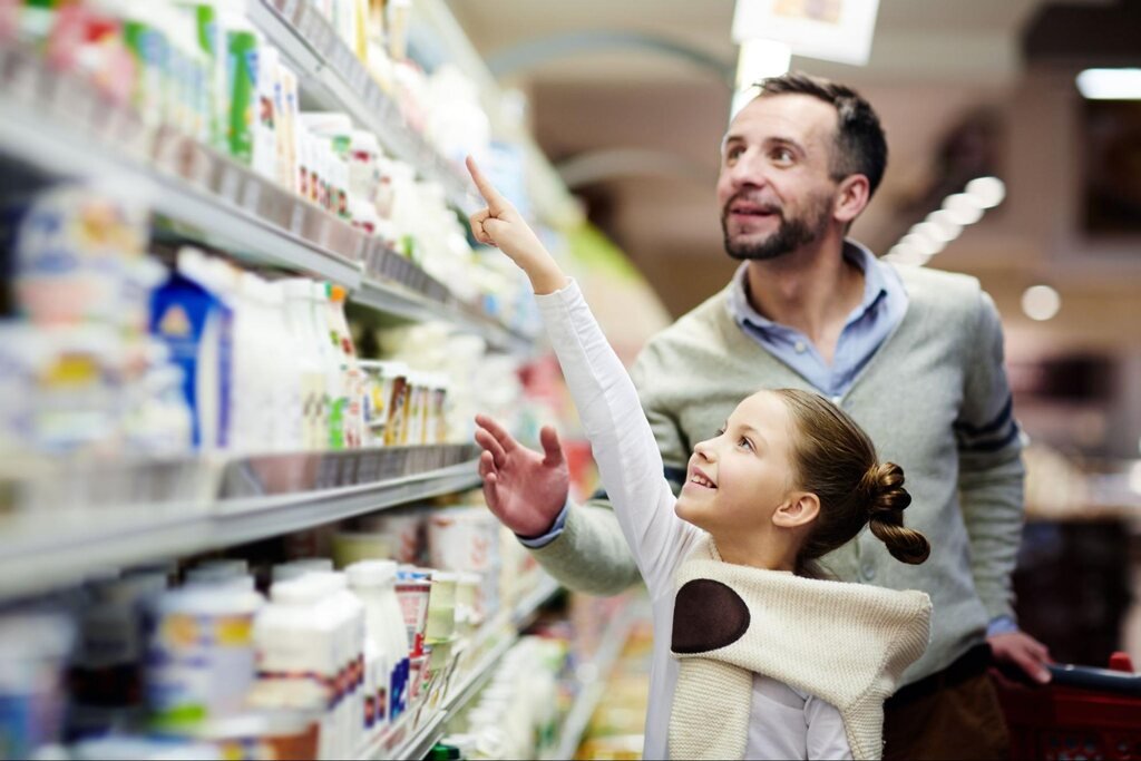 pai e filha fazendo compras em um dos mercados em Moema