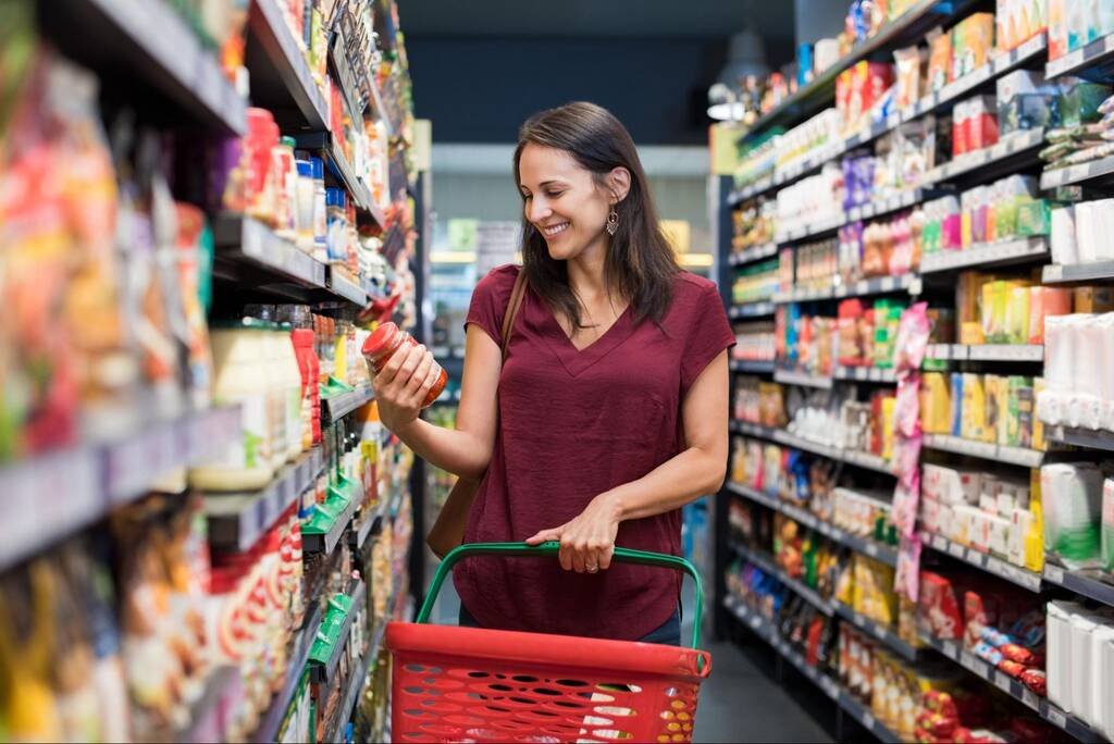 mulher fazendo compras em um dos mercados em Moema