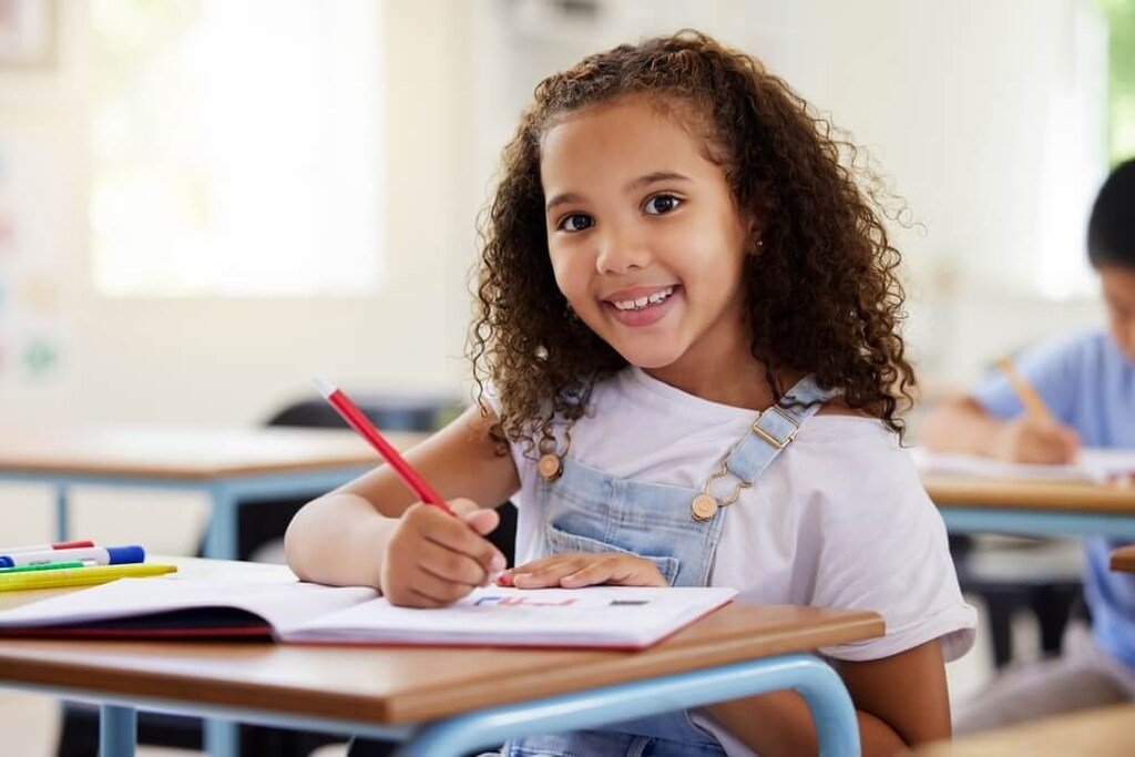 menina estudando em sala de aula de uma das escolas em Moema
