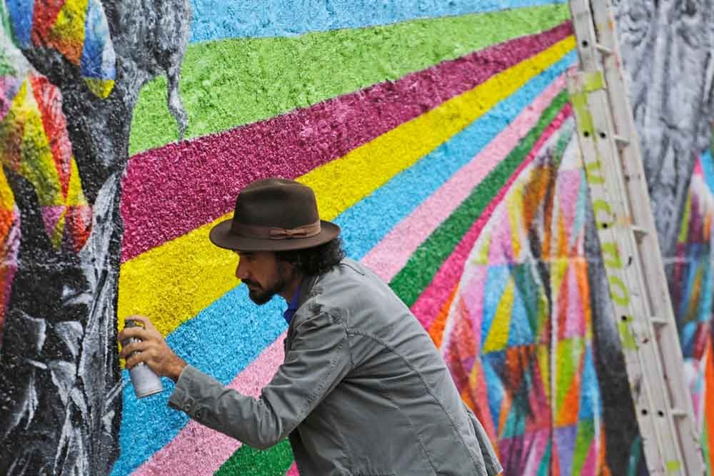 homem fazendo grafite na parede