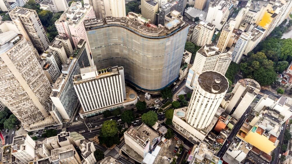 Imagens de uma cidade de cima com muitos prédios