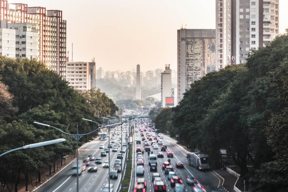 Trânsito intenso com prédios em volta