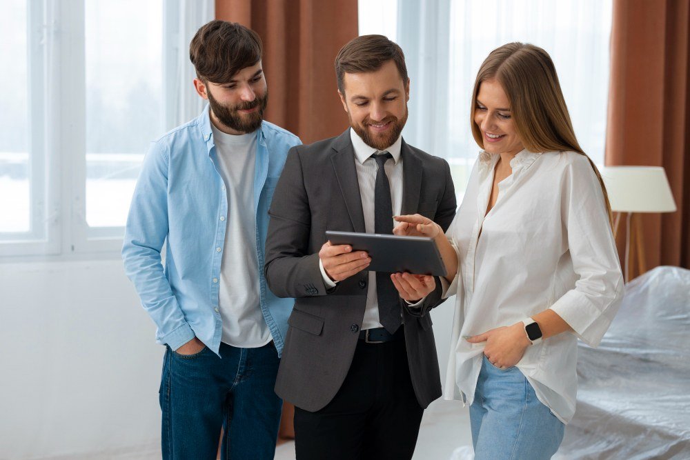 Casal conversando com corretor imobiliário para comprar um imóvel em Moema SP