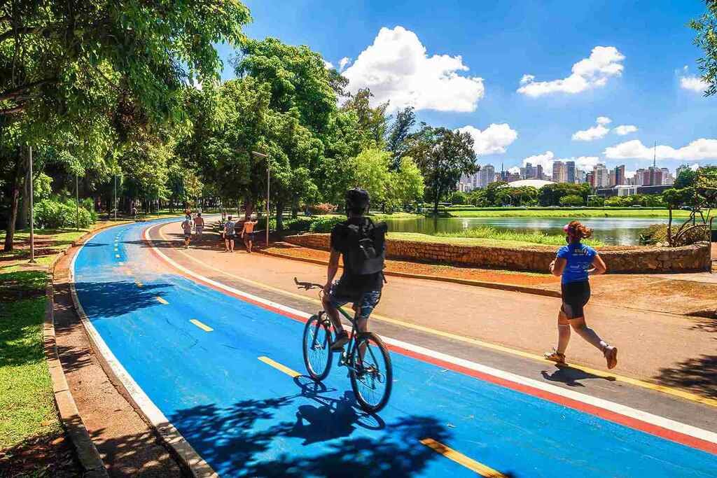 Ciclista pedalando no Parque Ibirapuera, a poucos minutos da região Pássaros em Moema, São Paulo.