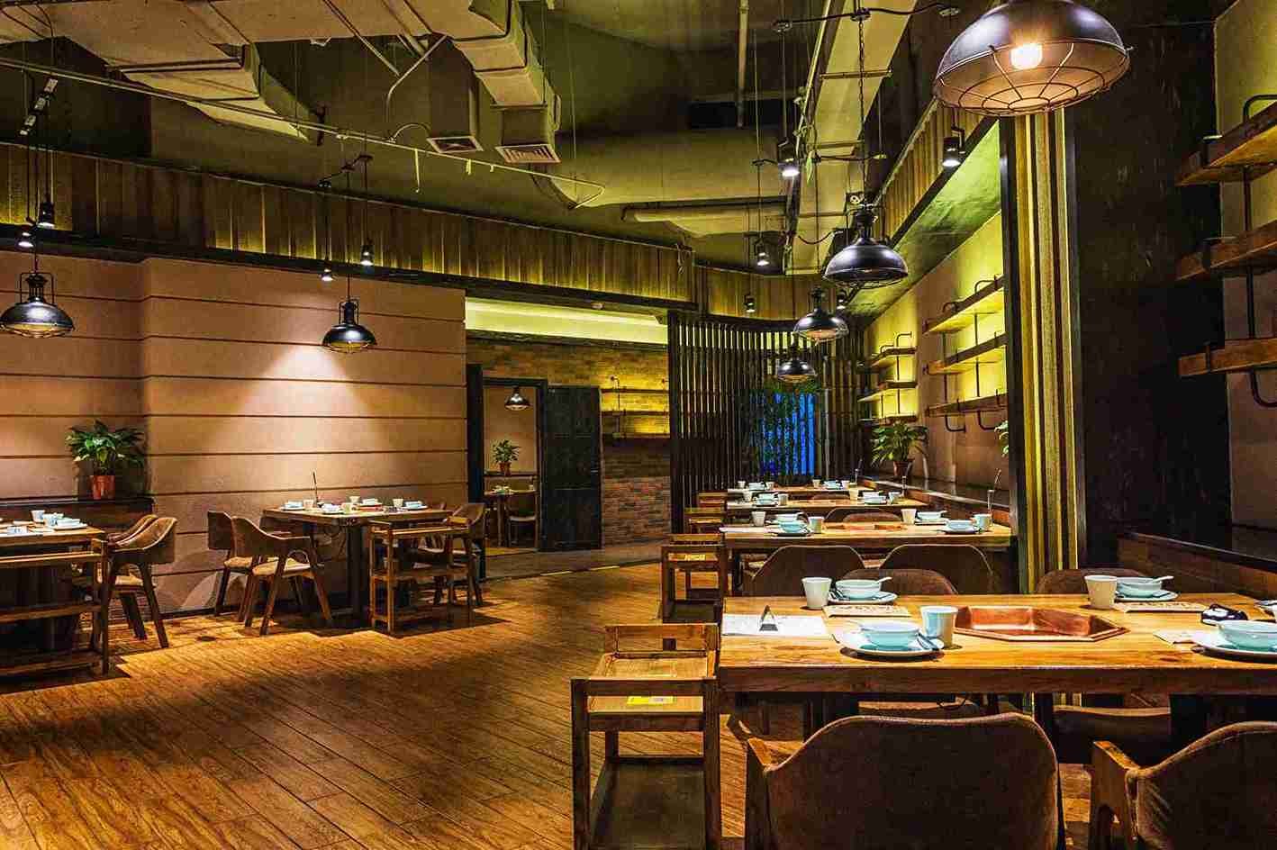 Ambiente aconchegante de restaurante no Itaim Bibi com decoração moderna.