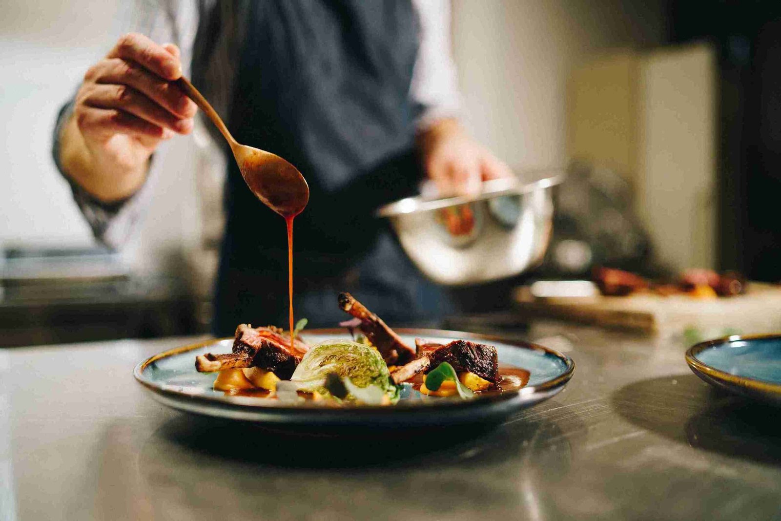 Chef finalizando prato sofisticado, alta gastronomia no Itaim Bibi.